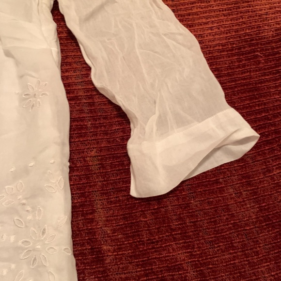 White Button-Down Shirt w/t Stitched Flowers - Picture 4 of 13